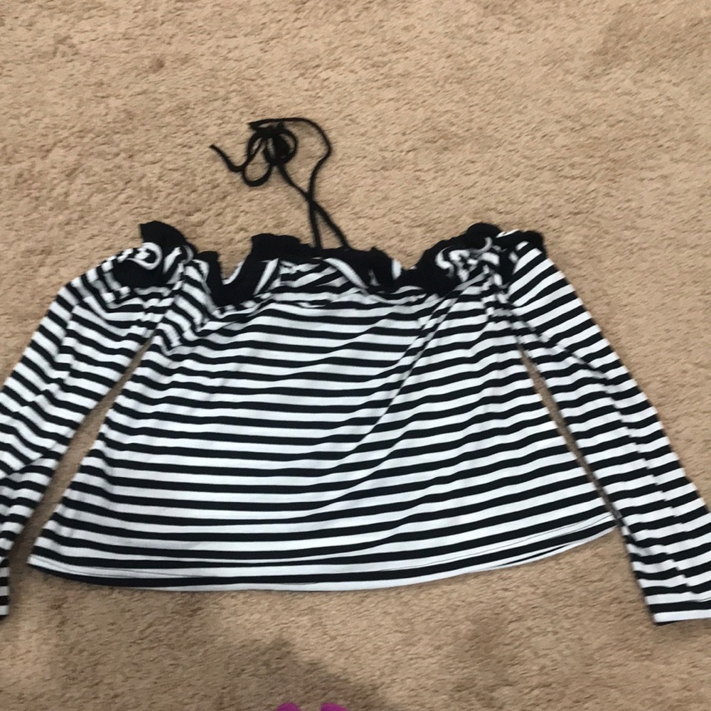 Striped crop top with sleeves